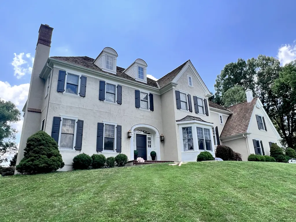 Large exterior stucco wall with a textured finish - Burge Painting